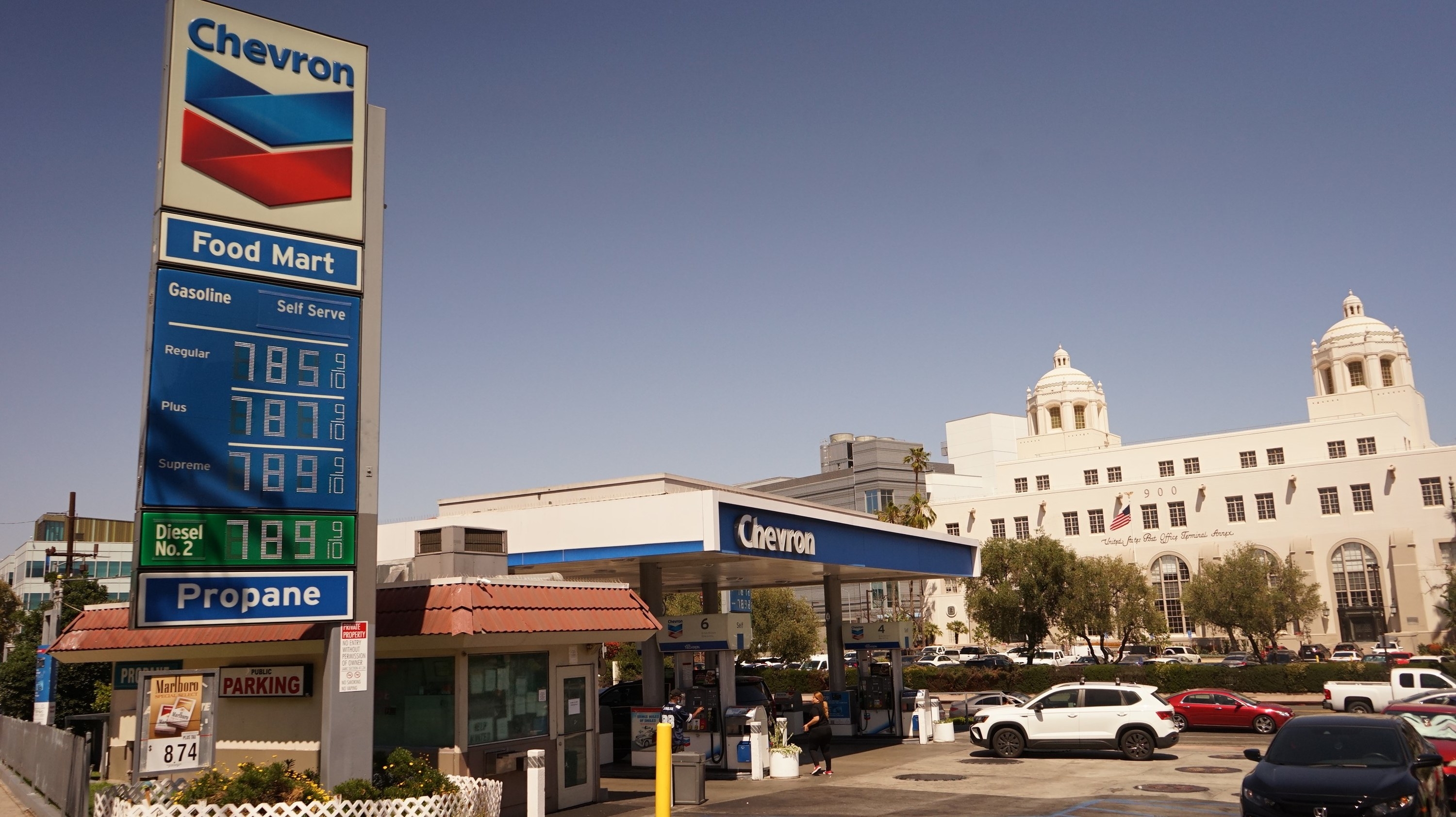 gas station in los angeles with gas prices over seven dollars