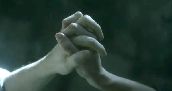 Dumbledore và Grindelwald nắm tay nhau