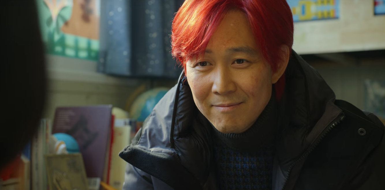 Gi-hun with dyed red hair