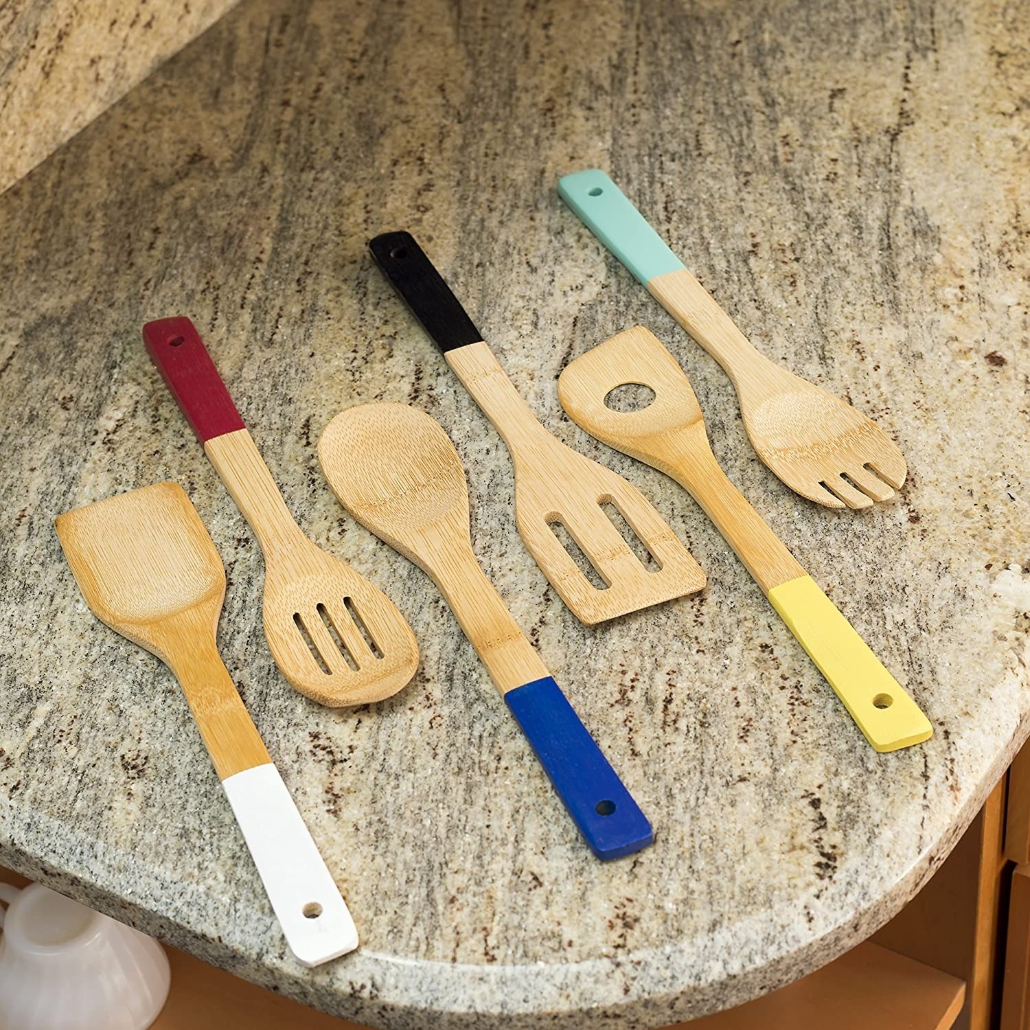 juego de seis utensilios de cocina hechos de bambú con mangos de diferentes colores