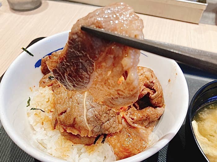 松屋の定番メニュー「キムカル丼」カルビたっぷりでガッツリ食べたい時にオススメ