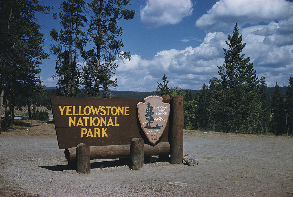 a sign that says, &quot;Yellowstone National Park&quot;