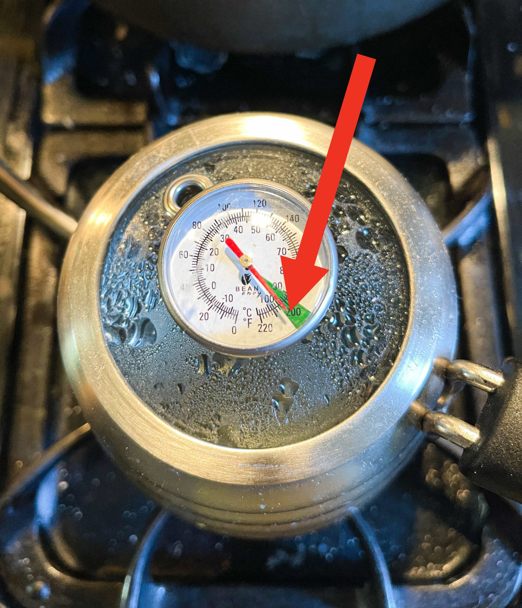 Arrow pointing to temperature gauge on a coffee kettle registering at 200ºF