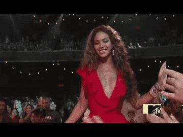 beyonce walking up to the stage in an award ceremony