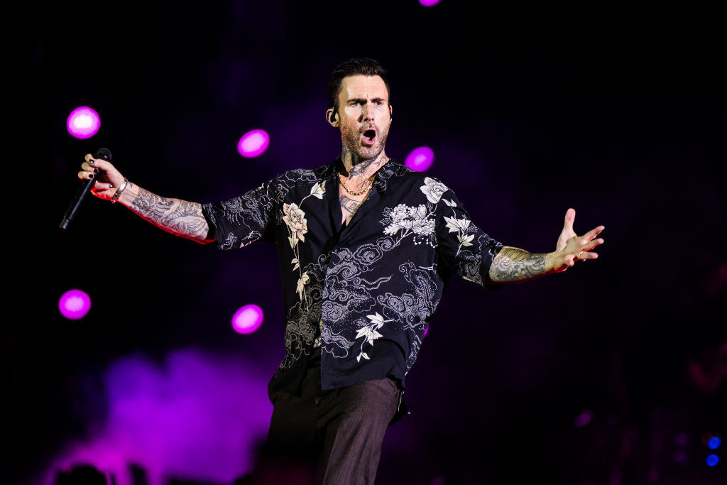 maroon 5 performing on tour