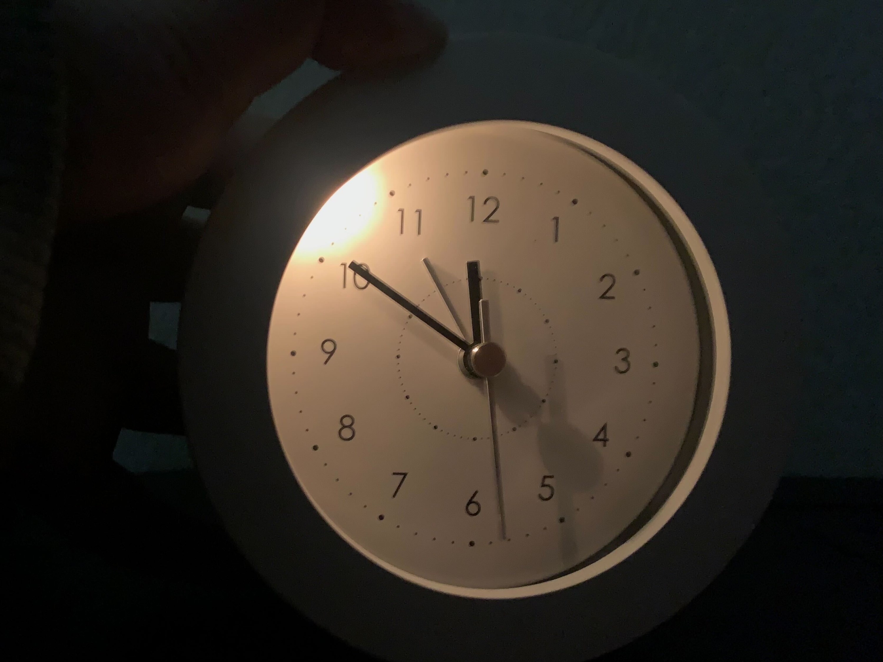 ニトリのオススメの多機能時計「静音秒針 ライト・スヌーズ付き 目覚まし時計 ログ」