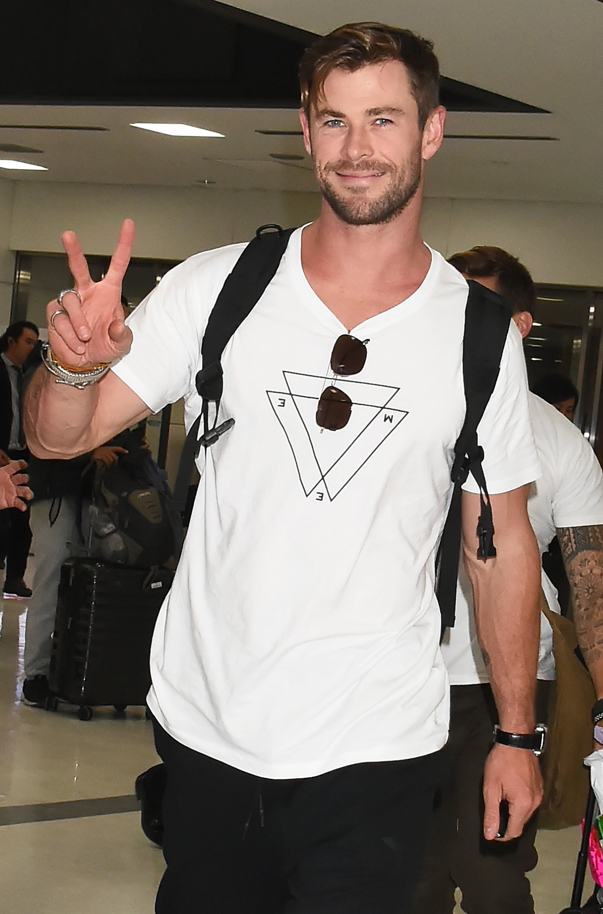 Chris Hemsworth throwing the peace sign.