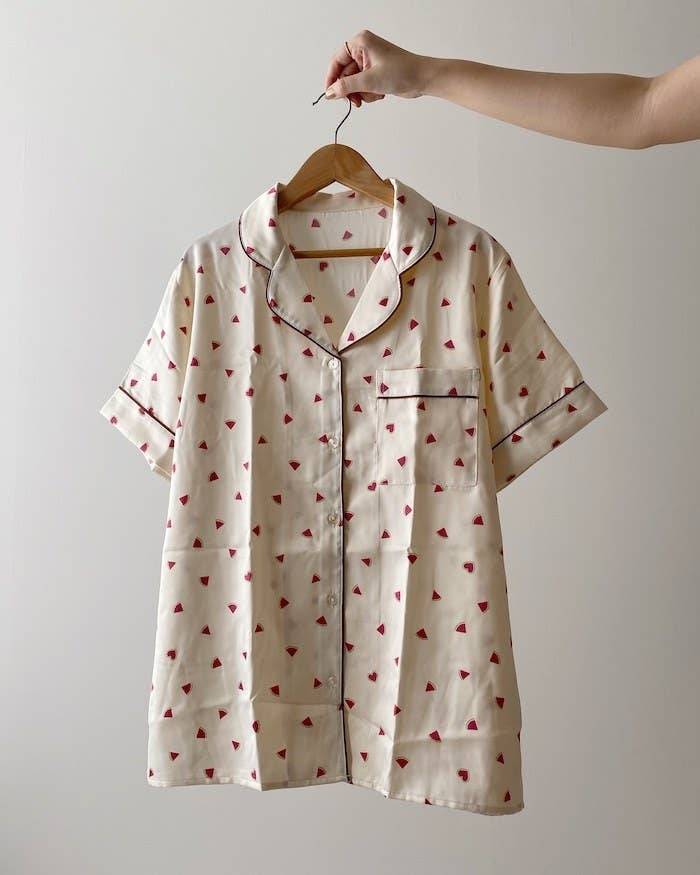 GU（ジーユー）の新作パジャマ「サテンパジャマ（半袖&amp;amp;ショートパンツ）（スイカ）」夏の部屋着やパジャマにおすすめ