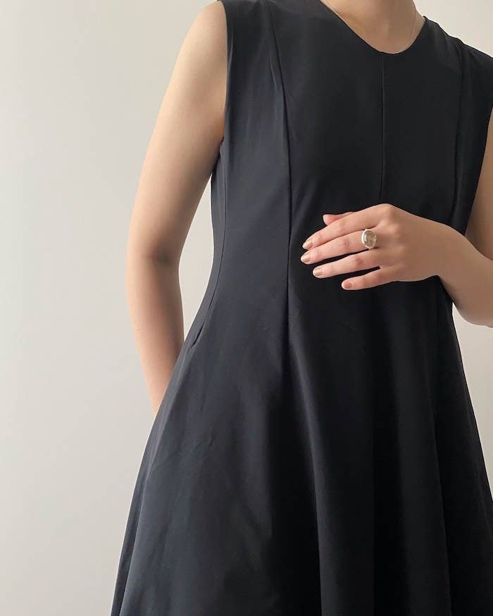 ユニクロさん さすがです Theoryコラボの 楽ちんワンピ シルエットが美しすぎて感動しちゃった