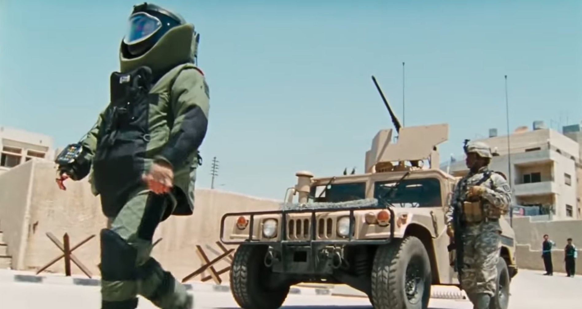Jeremy Renner in thick bomb-disposal gear in &quot;The Hurt Locker&quot;