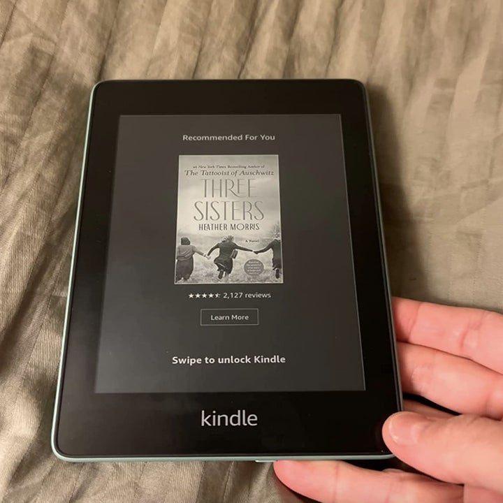 reviewer using the kindle