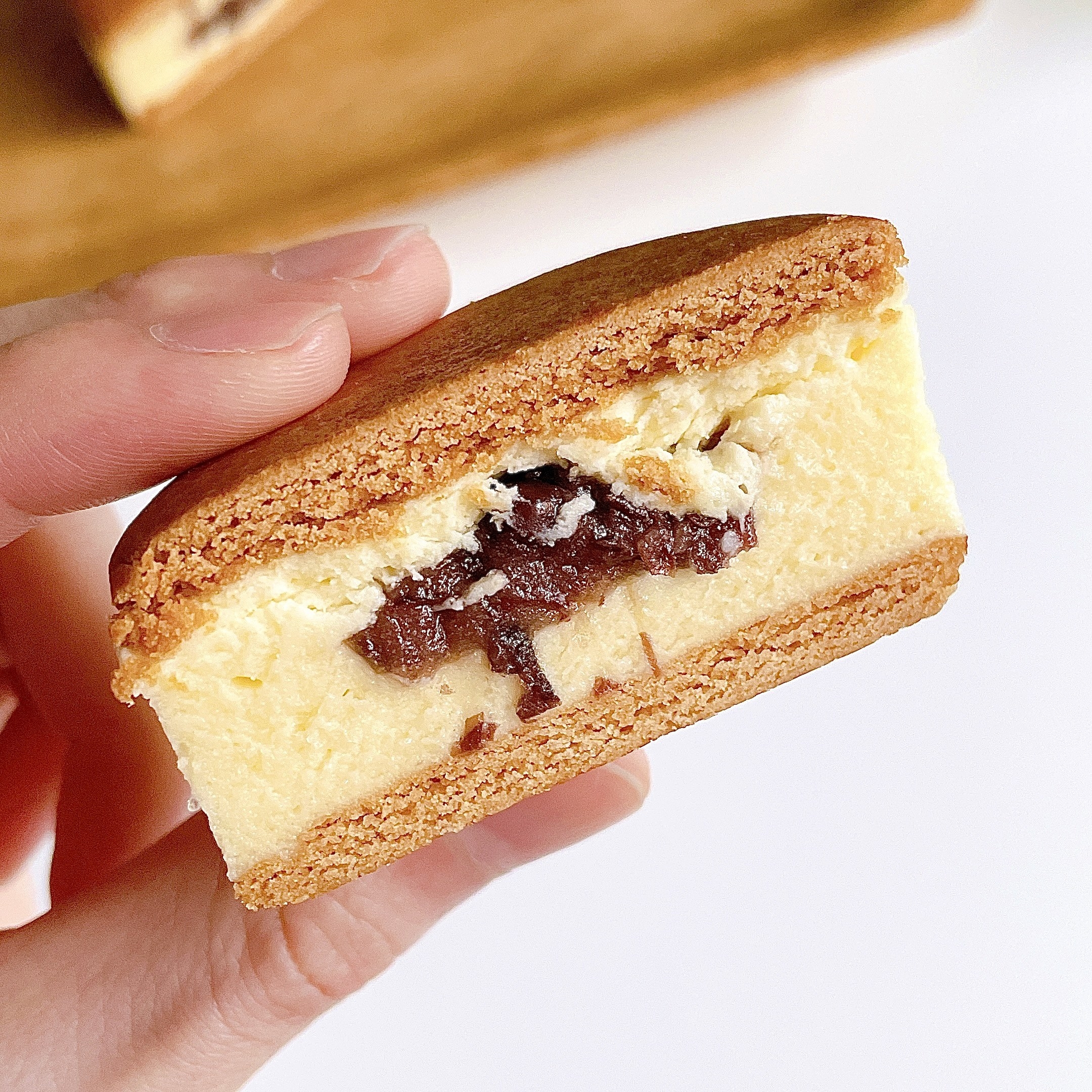 FamilyMart（ファミリーマート）の新作スイーツ「バタービスケットサンド あんバター」濃厚バターとほんのり甘いあんこでおやつにおすすめ