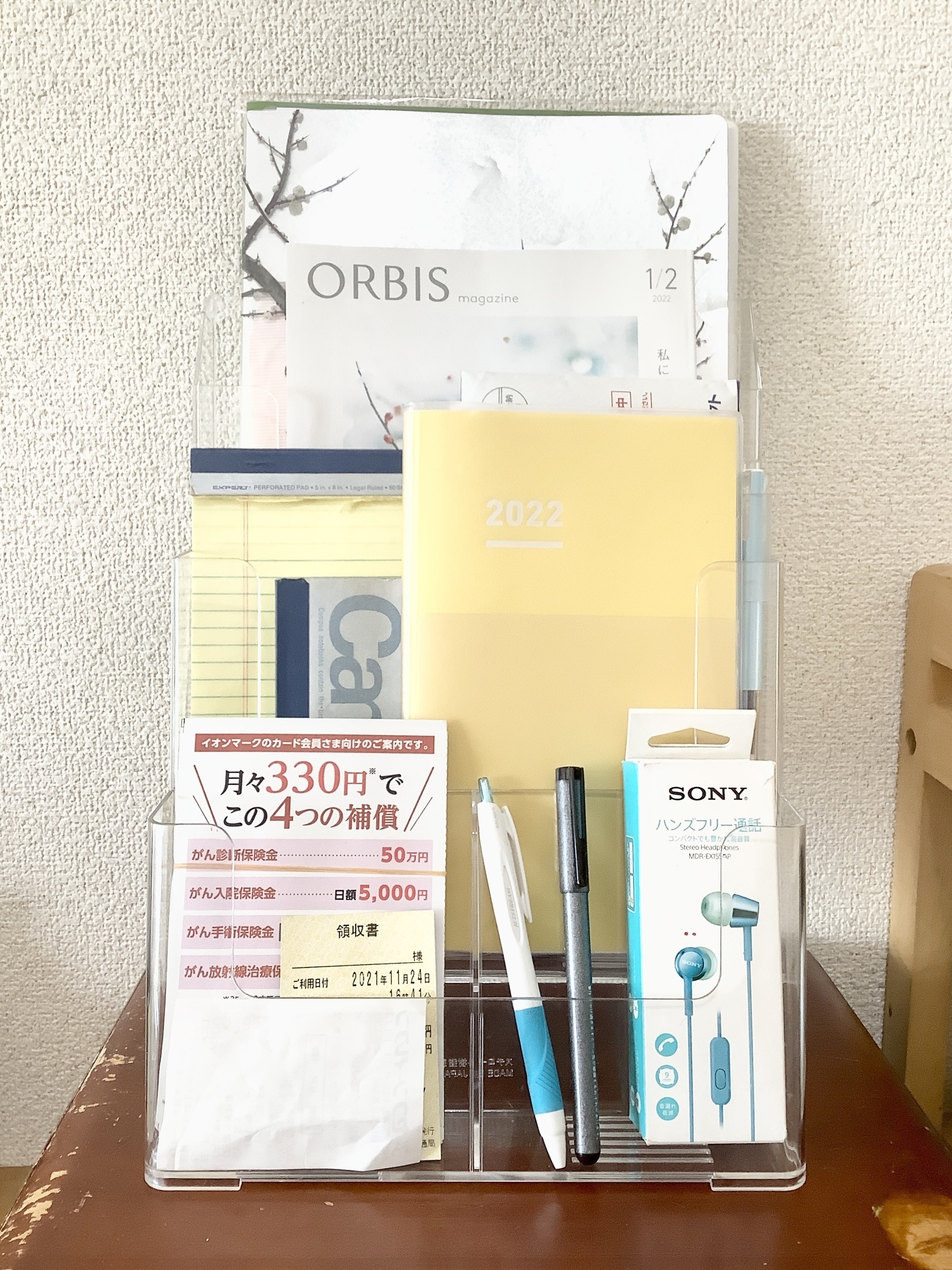 DAISO(ダイソー)のおすすめ便利グッズ「カタログスタンドA4 3段」書類の収納や整理整頓に使える人気グッズ