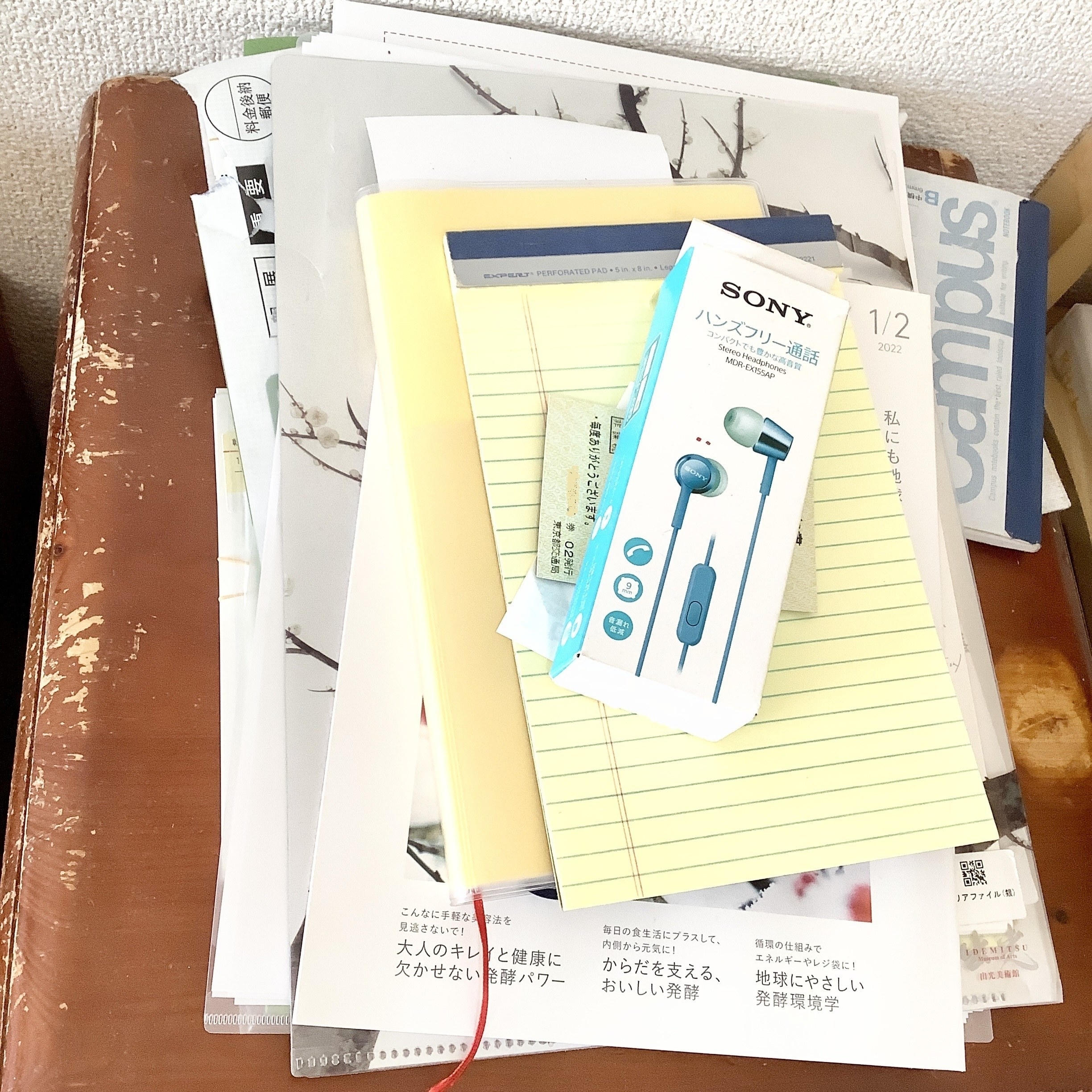 DAISO(ダイソー)のおすすめ便利グッズ「カタログスタンドA4 3段」書類の収納や整理整頓に使える人気グッズ