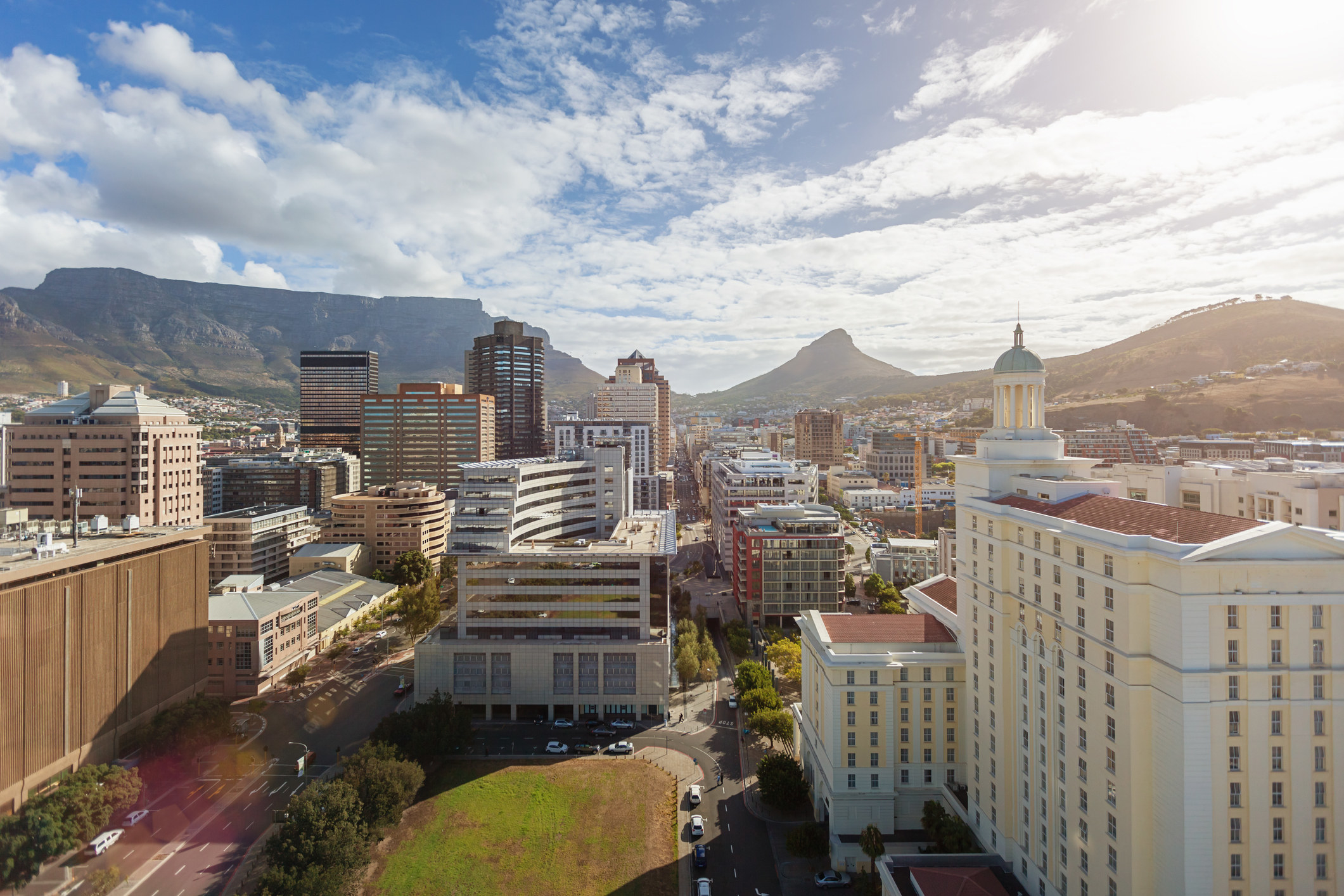 Downtown Cape Town with mountains behind it.