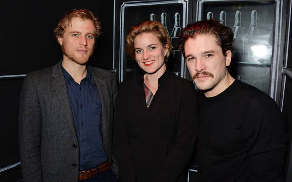Kit Harington với mái tóc ngắn hơn