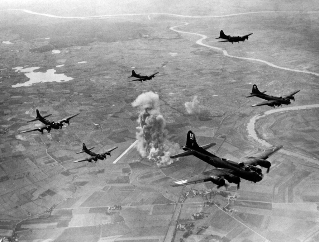 American planes drop bombs above Germany