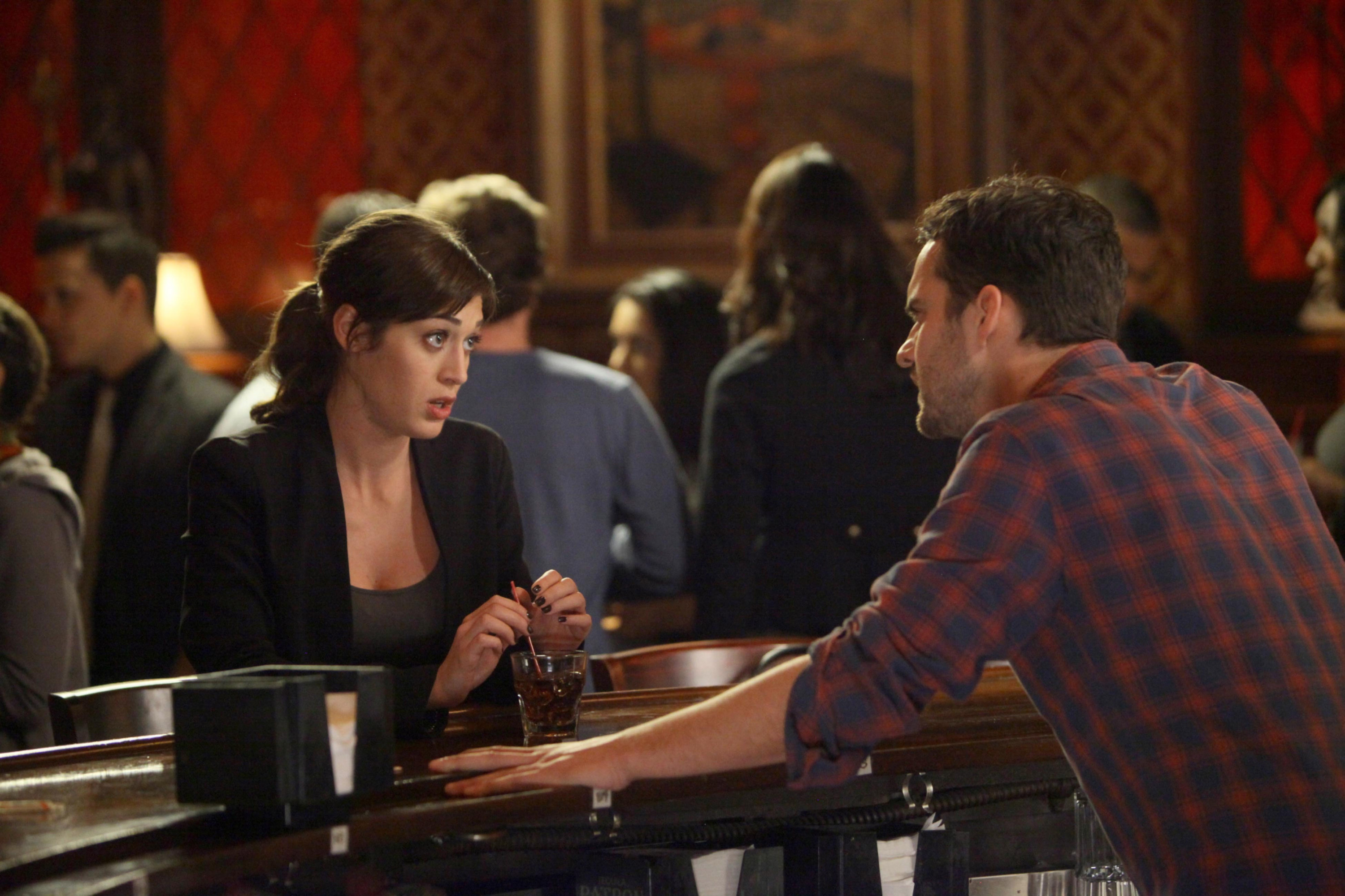 Lizzy Caplan and Jake Johnson in New Girl