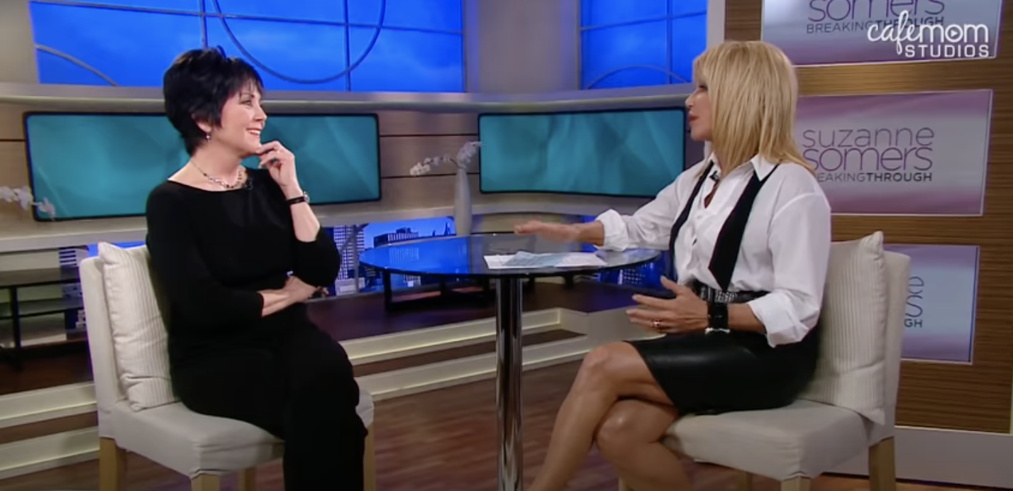 Joyce DeWitt and Suzanne Somers sitting a table