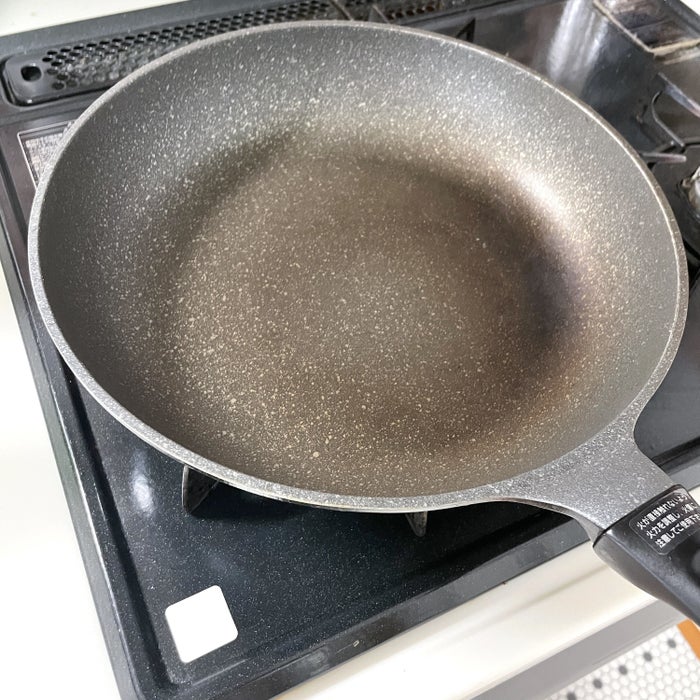 ニトリ】ホテルみたいな目玉焼き作れちゃう！999円の「万能フライパン」オシャレなうえに便利なんです！