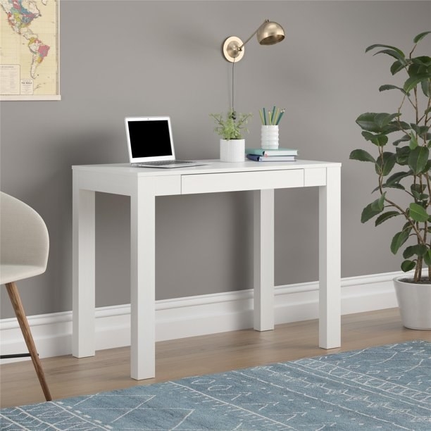 The desk in white