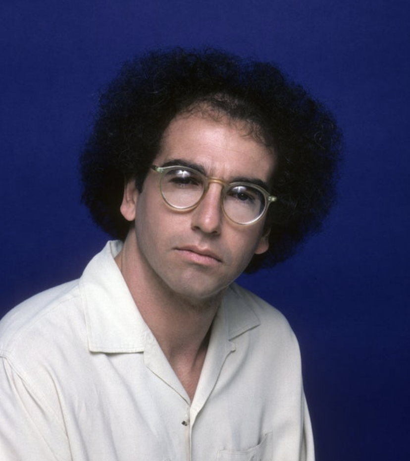 年轻拉里大卫一个黑色的卷发,一副眼镜