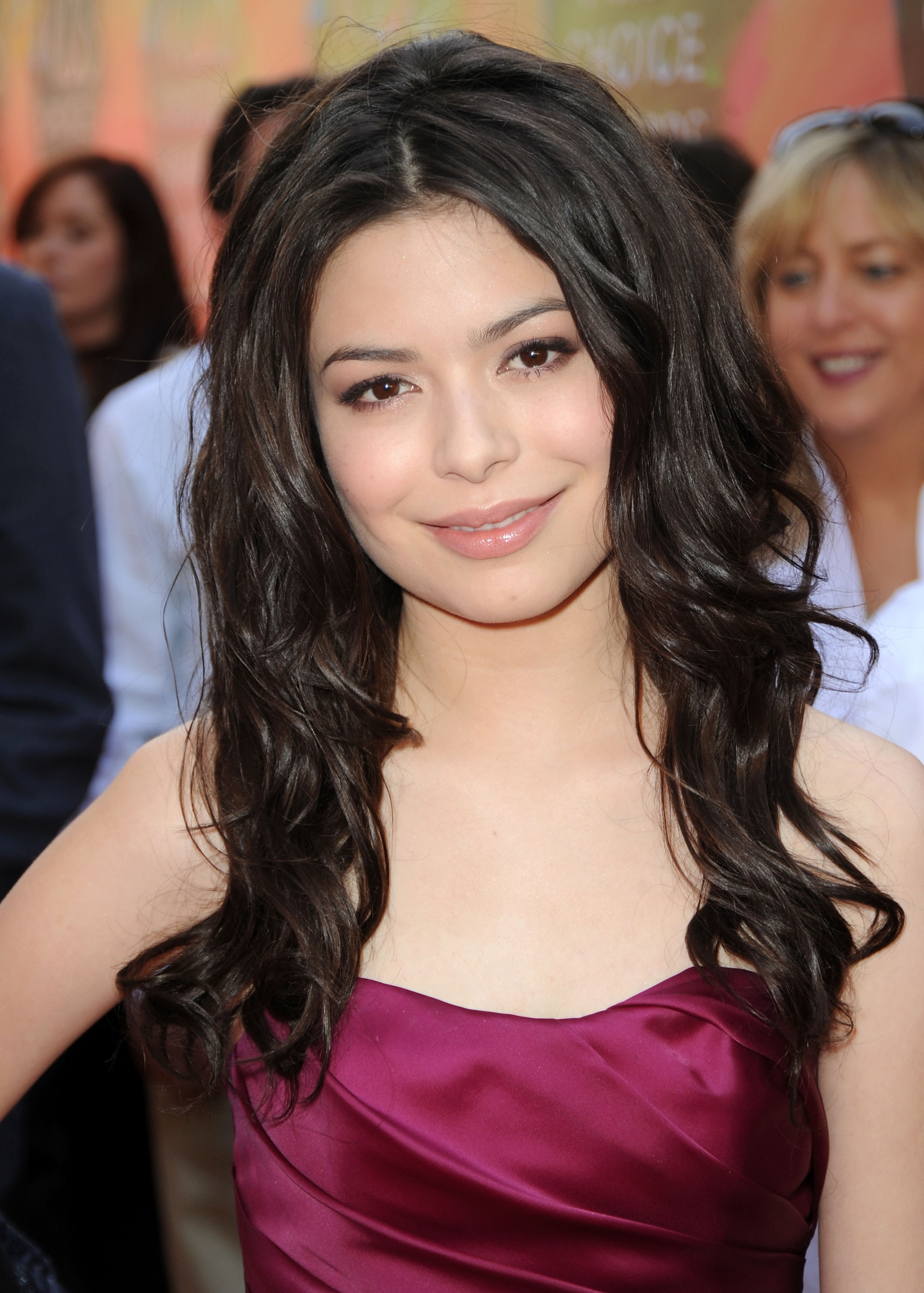 Miranda Cosgrove | Hair styles, Girl hairstyles, Professional hairstyles