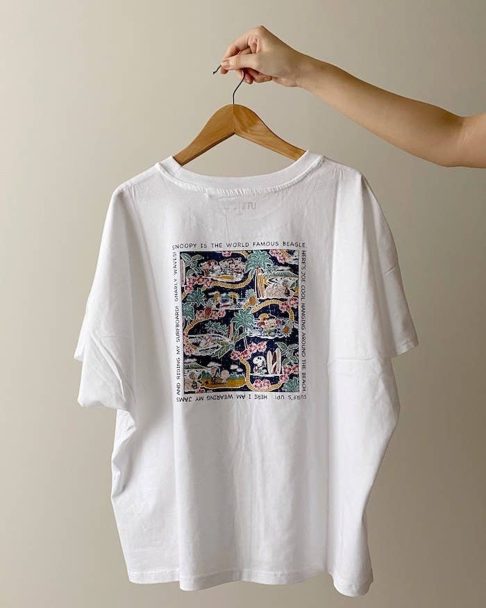 UNIQLO（ユニクロ）の楽ちんレディースファッション「ピーナッツ × レインスプーナー UT グラフィックTシャツ（半袖・ボクシーフィット）」スヌーピーとコラボしたかわいいTシャツ