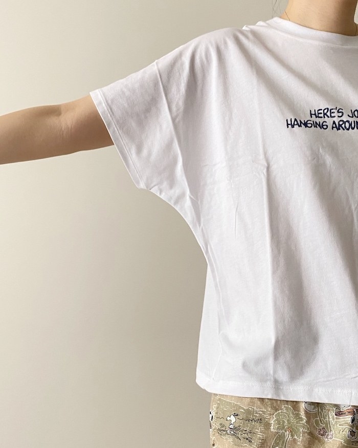 UNIQLO（ユニクロ）の楽ちんレディースファッション「ピーナッツ × レインスプーナー UT グラフィックTシャツ（半袖・ボクシーフィット）」スヌーピーとコラボしたかわいいTシャツ