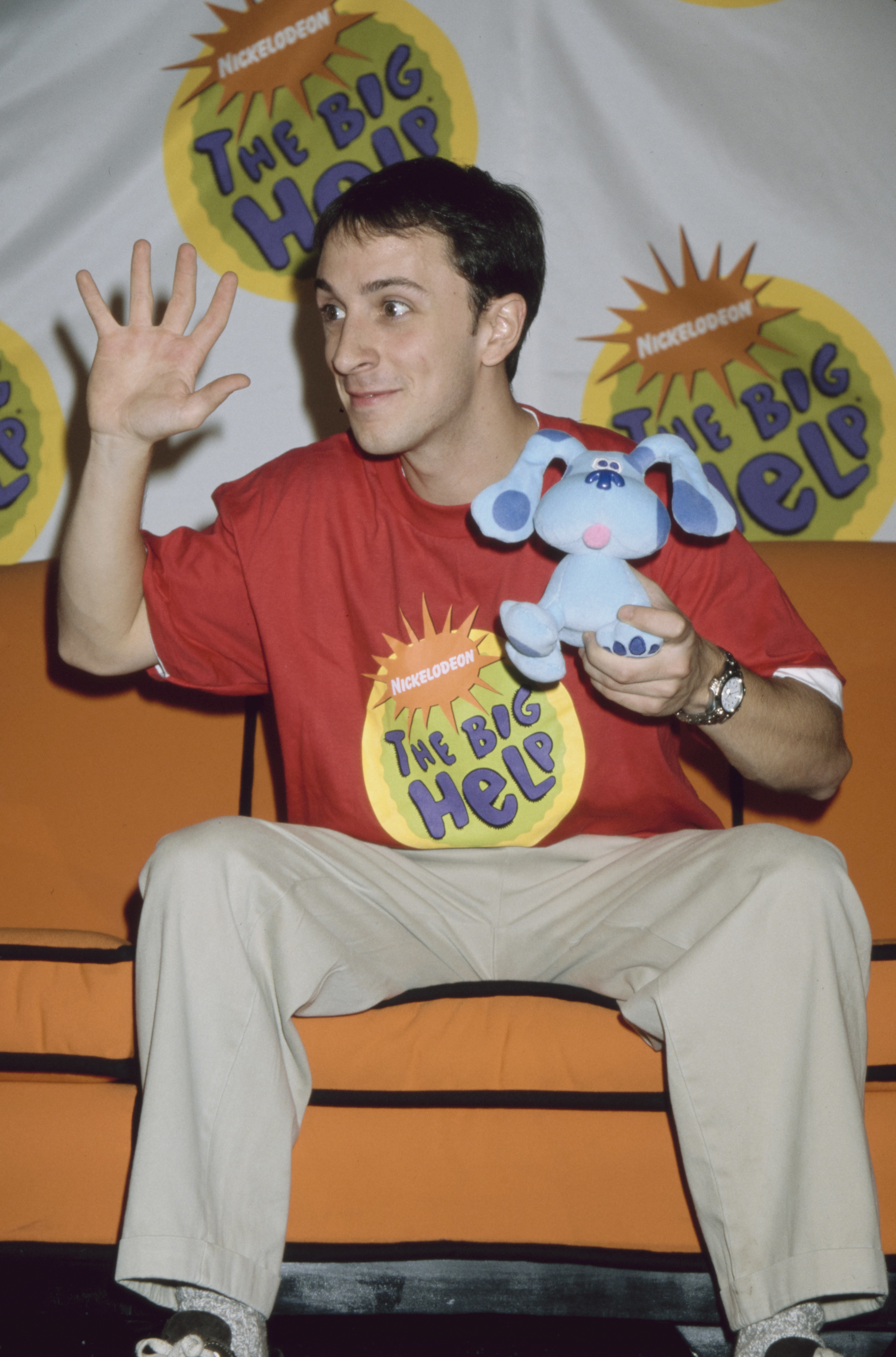 Steve Burns at a Nickelodeon event with a stuffed Blue
