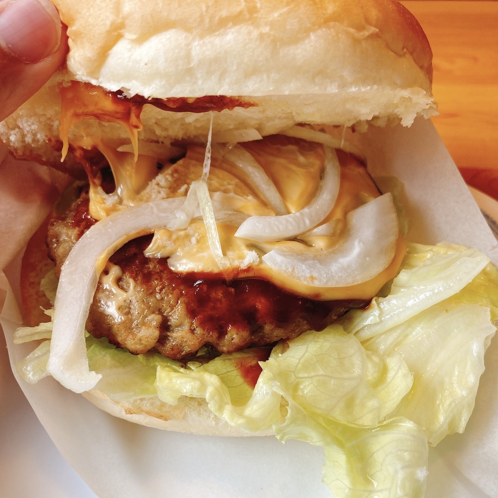 コメダ珈琲店のおすすめデカ盛りバーガー「自慢のドミグラスバーガー」肉汁たっぷりで濃厚なウマさ