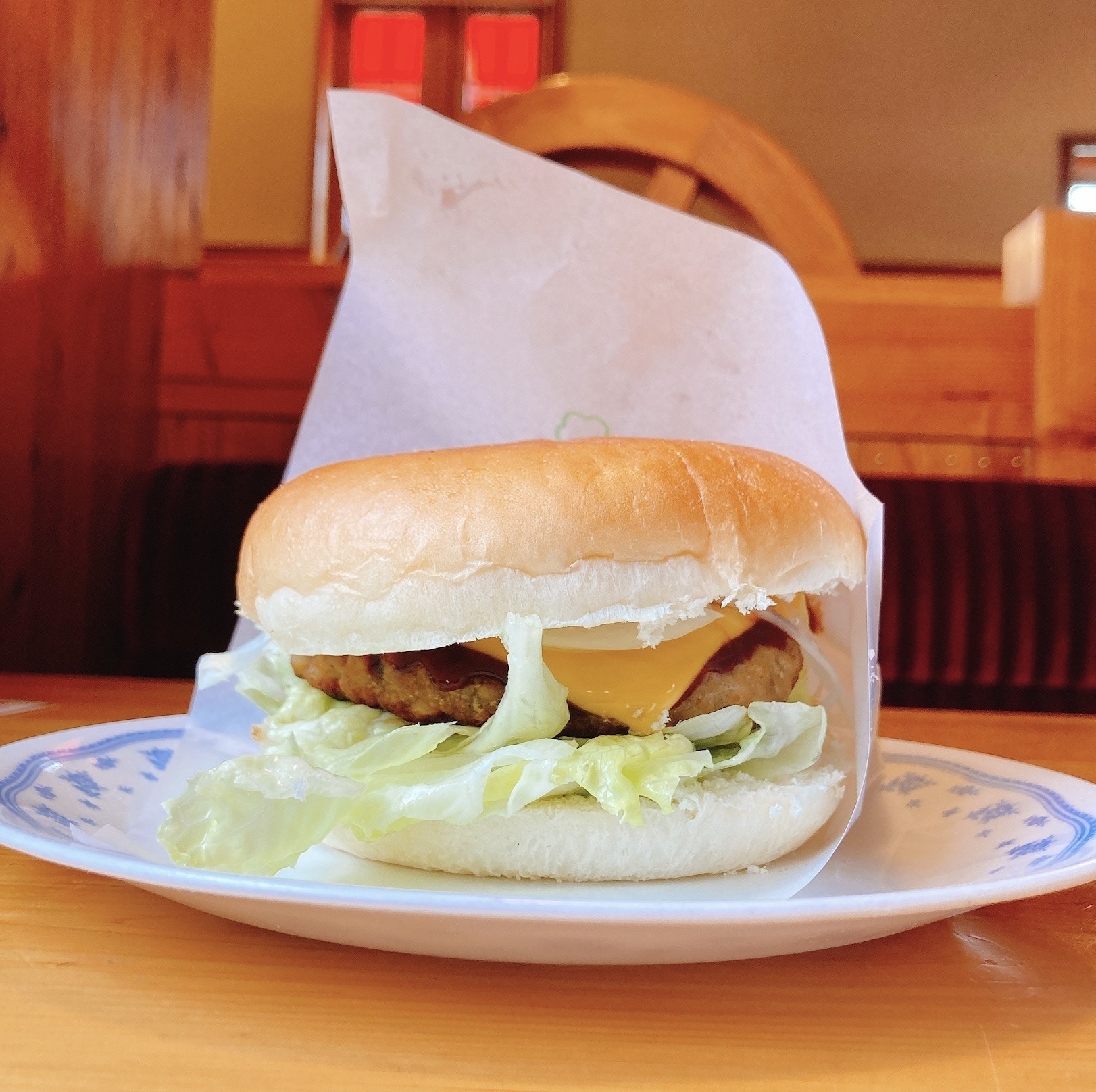 コメダ珈琲店のおすすめデカ盛りバーガー「自慢のドミグラスバーガー」肉汁たっぷりで濃厚なウマさ