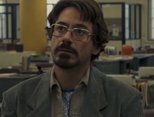 Robert Downey Jr looking at something in the distance in Zodiac film