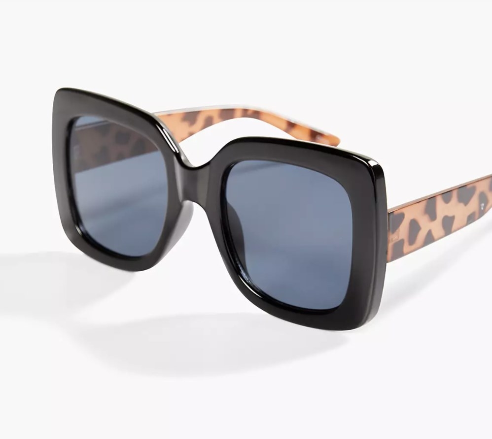 the black glasses with leopard print sides