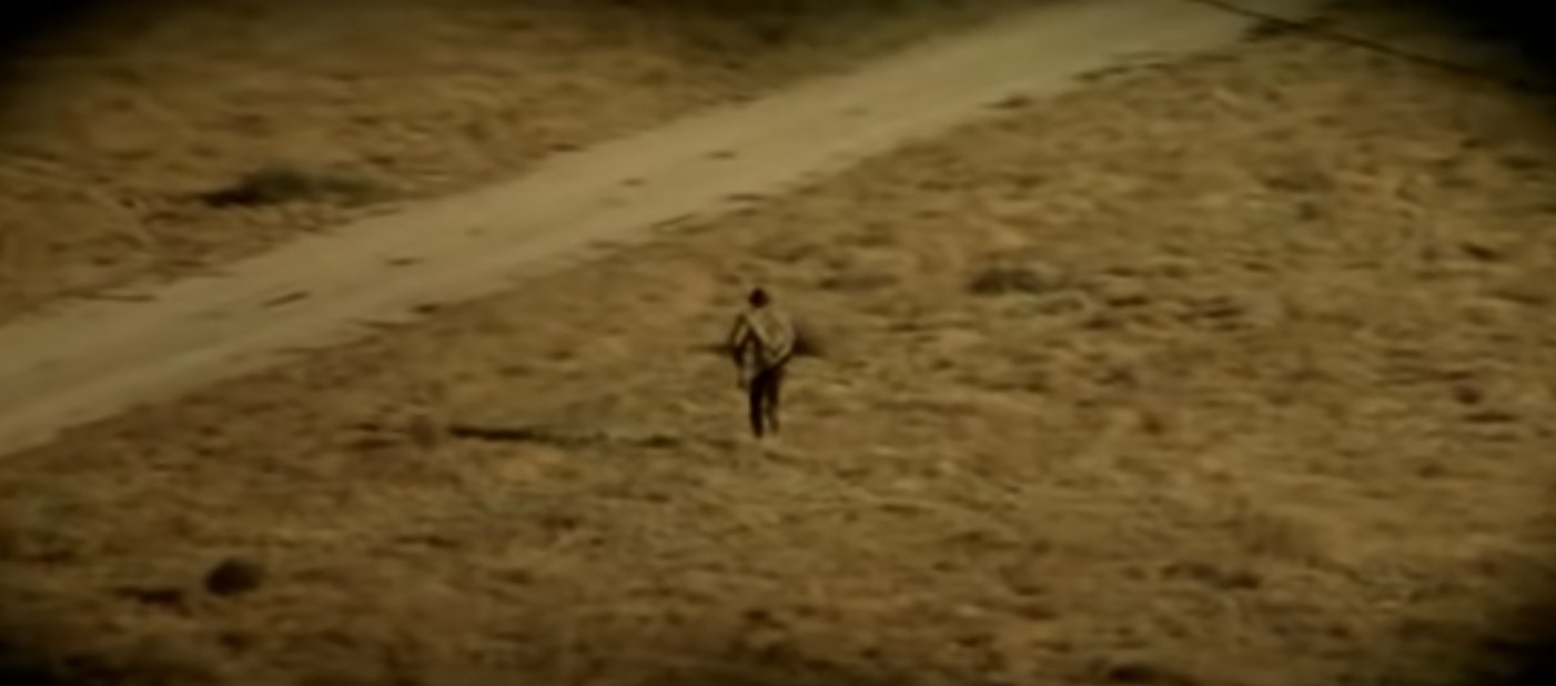 Morgan Freeman running across the desert in Se7en