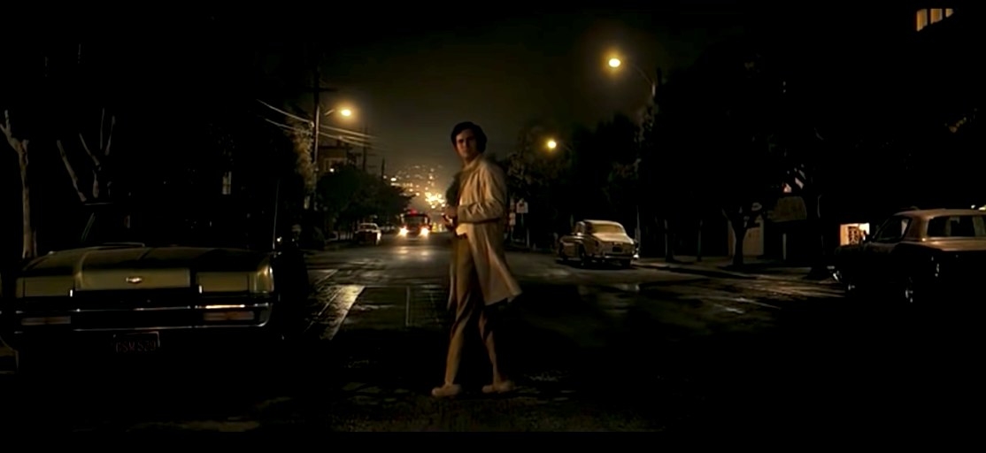 Mark Ruffalo stood in the street during a crime scene in Zodiac