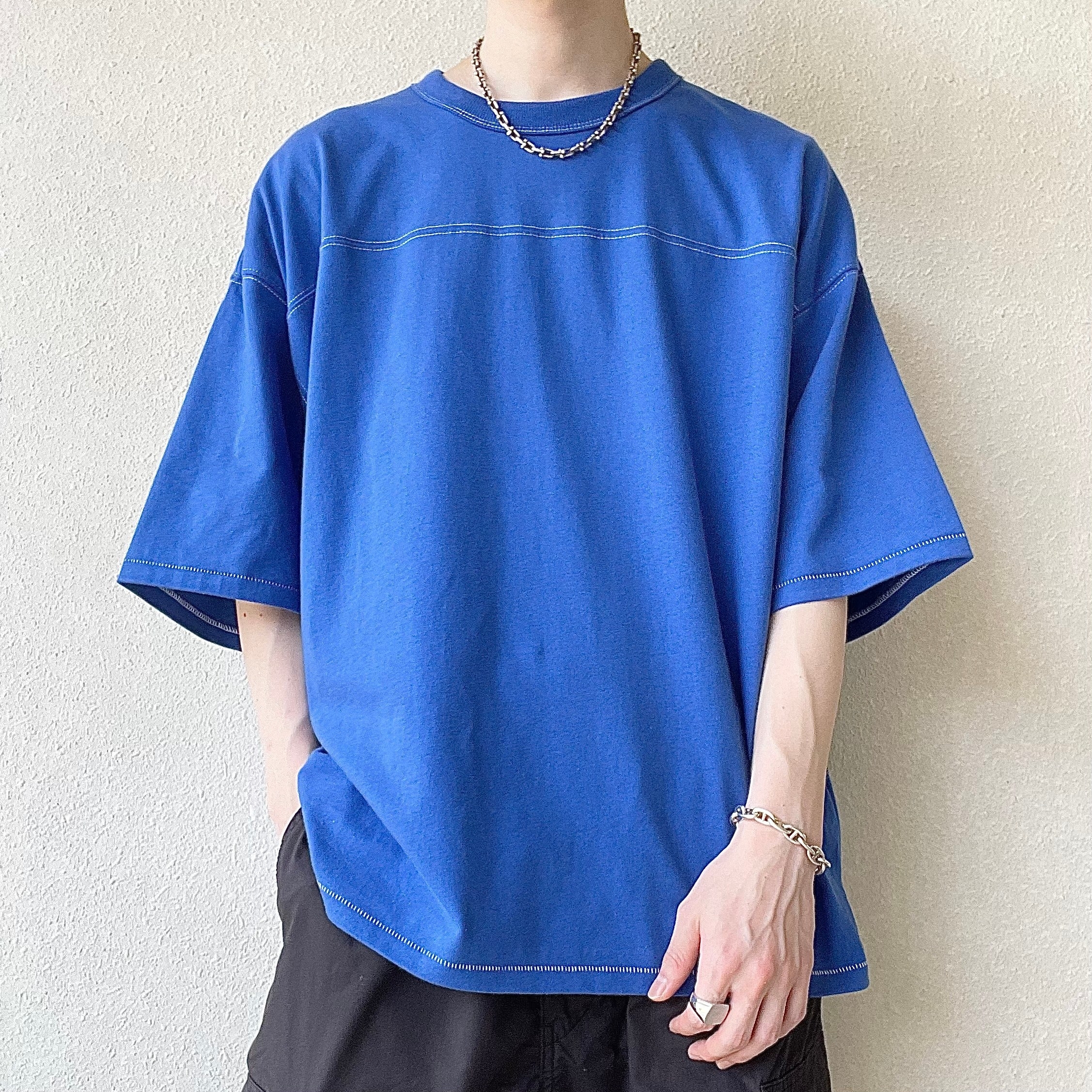 GU（ジーユー）の新作メンズアイテム「フットボールワイドフィットT（5分袖）（ステッチ）」色鮮やかなブルーのTシャツで夏コーデにおすすめ