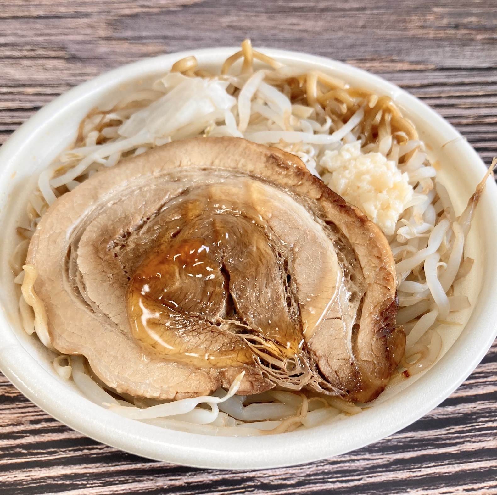 セブンのオススメラーメン「とみ田監修デカ豚ラーメン ニンニク増し」ガッツリなウマさが大人気