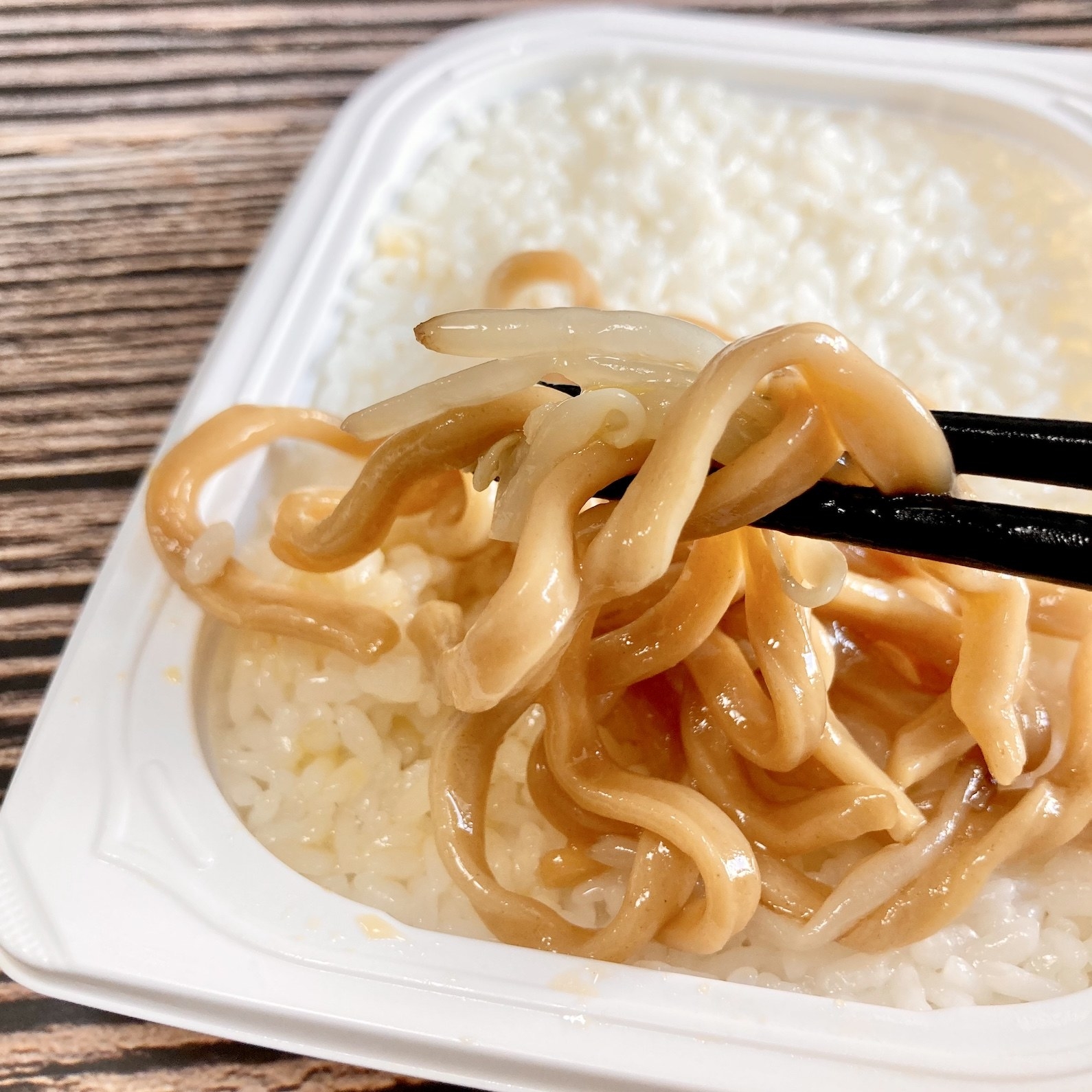 ラーメン とみ田監修 ウマ辛豚ラーメン（734円）」 2025年3月5日発売