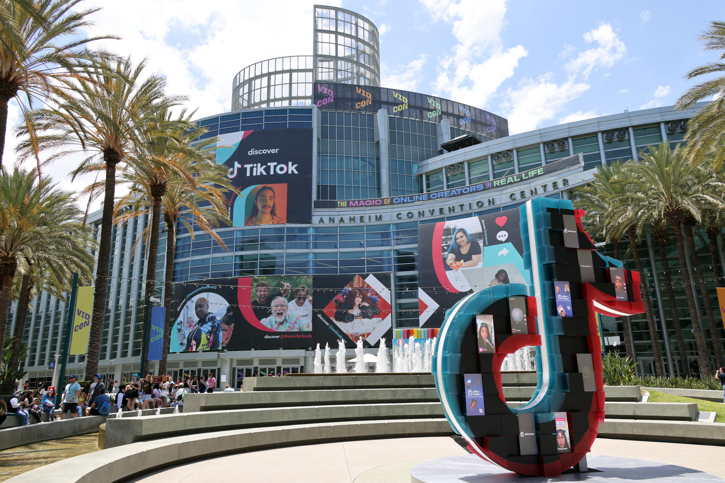 VidCon in Anaheim: Why play video games when you can watch others do it on  ? That's how these rs make money – Orange County Register