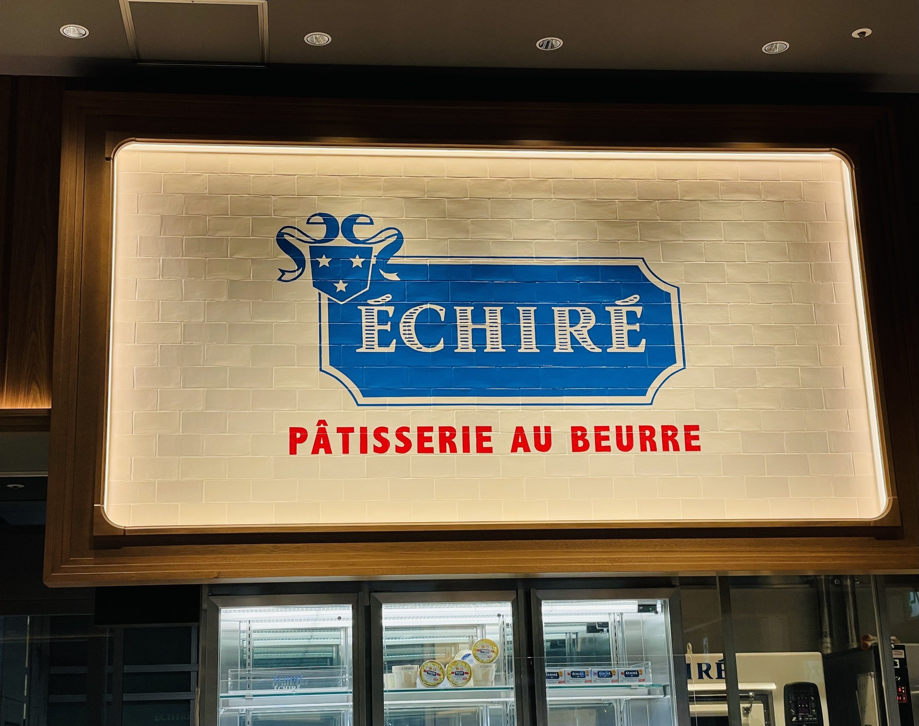 エシレ「PÂTISSERIE AU BEURRE」店の看板。羊のアイコンと共に、エシレバターを使用した洋菓子店を示しています。