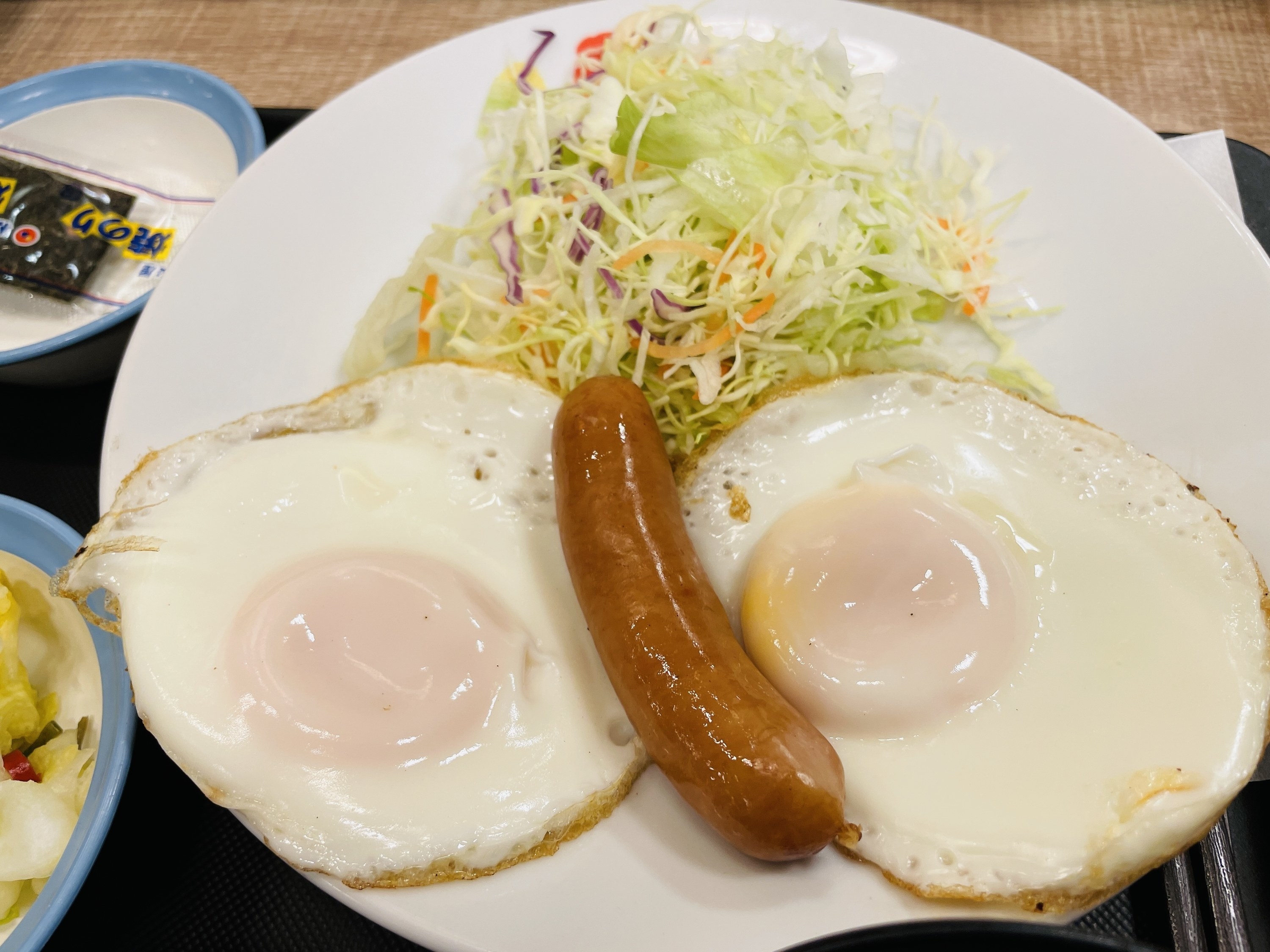 松屋のおいしいオススメメニュー「ソーセージエッグW定食」盛りだくさんで満腹になれる人気のモーニング