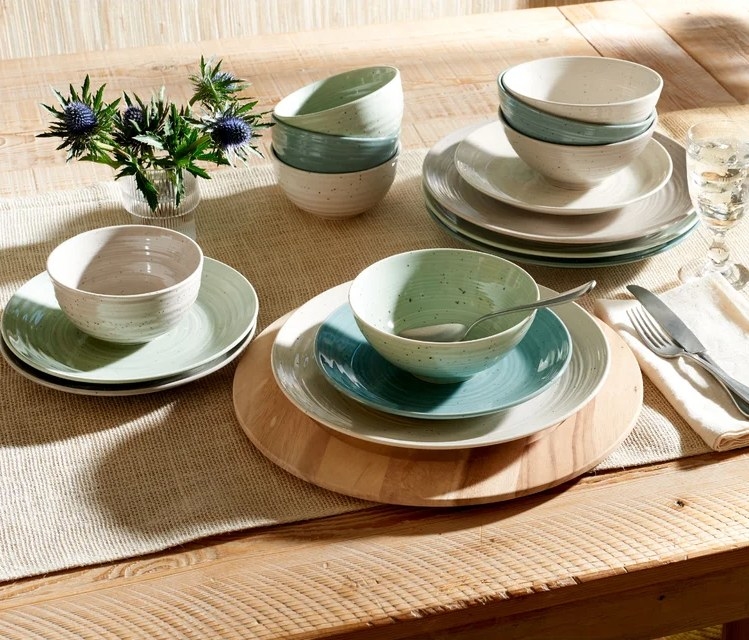 The 16-piece dinnerware set