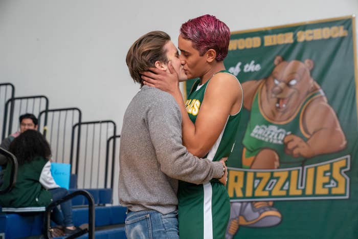 两人接吻在高中体育馆