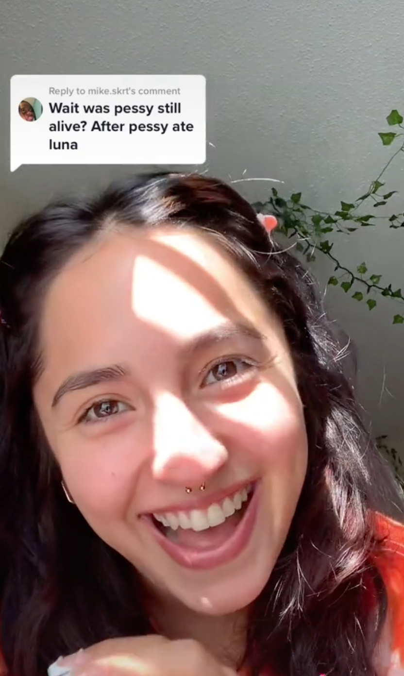 Carolina smiling in her TikTok