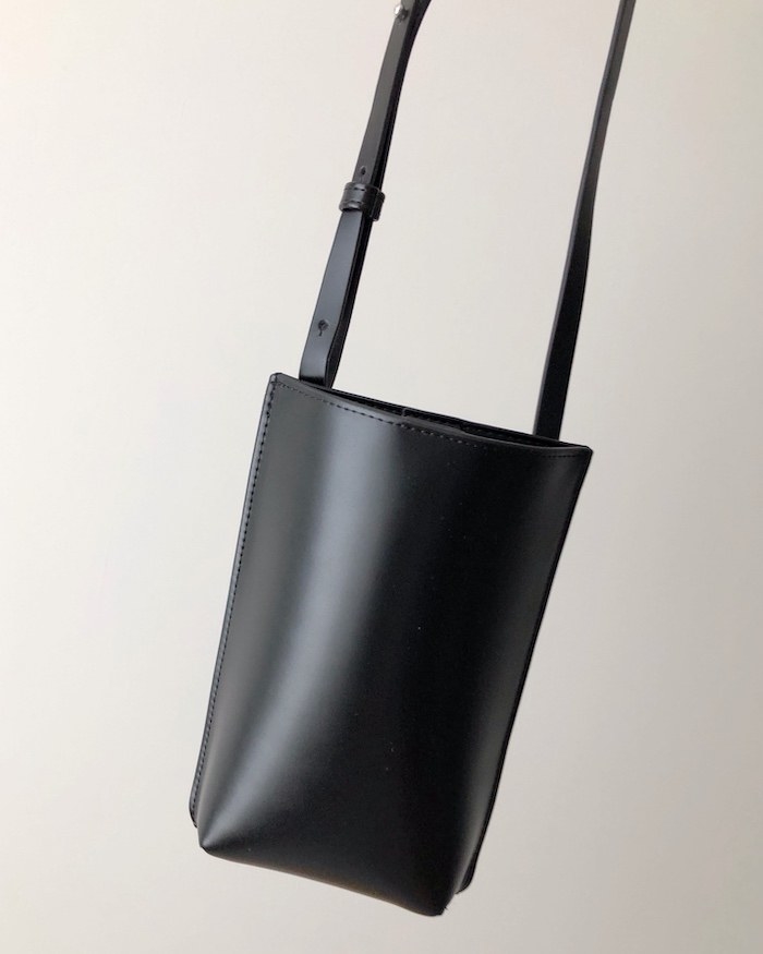 スマホと財布がすっぽり入る！ユニクロの「高見えミニバッグ