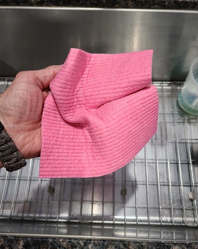 A reviewer using a pink cloth