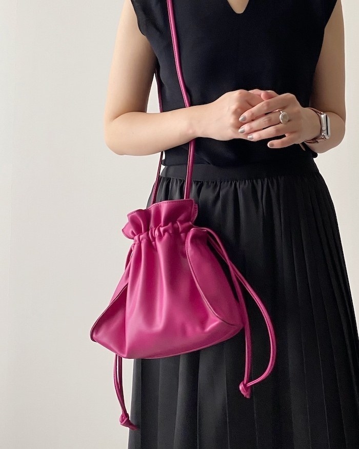 GU（ジーユー）のおすすめ新作バッグ「レザータッチドローストリングバッグ」巾着デザインがかわいい