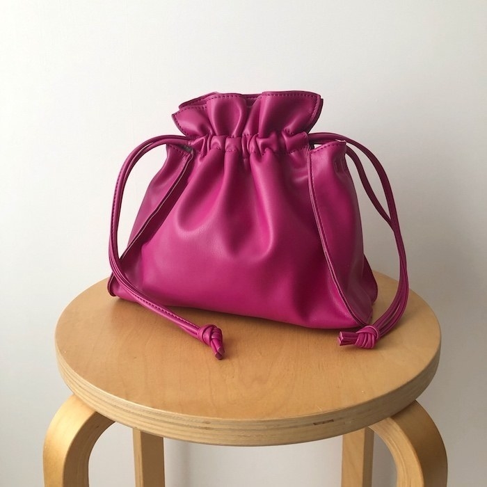 GU（ジーユー）のおすすめ新作バッグ「レザータッチドローストリングバッグ」巾着デザインがかわいい