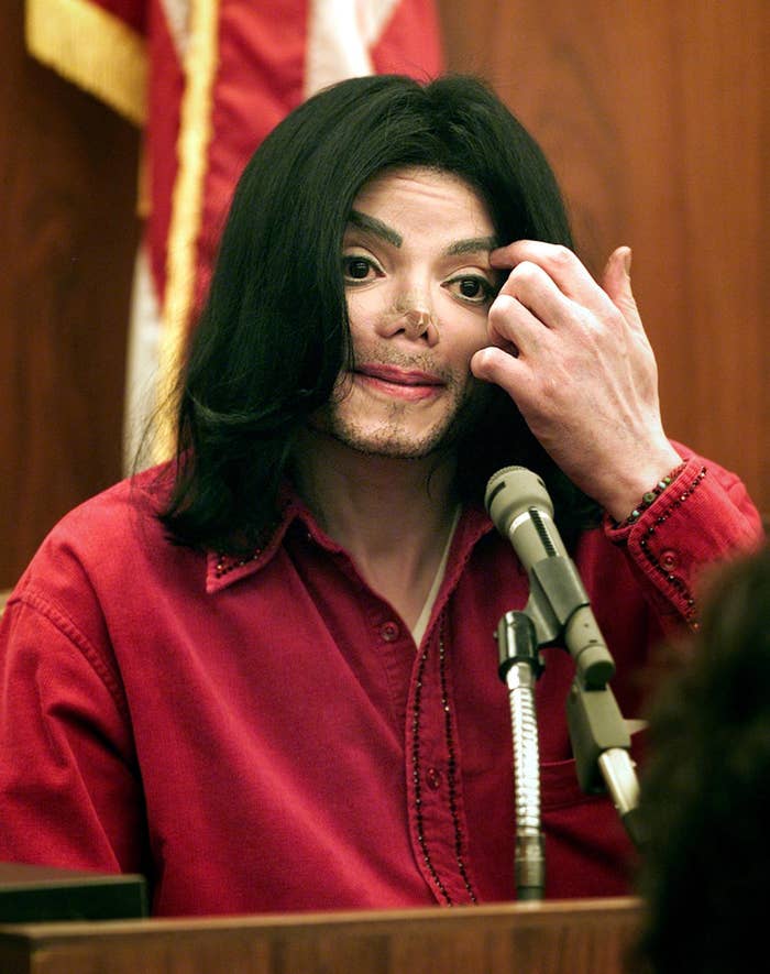 Michael Jackson testifing in Santa Maria Superior Court, 13 November 2002